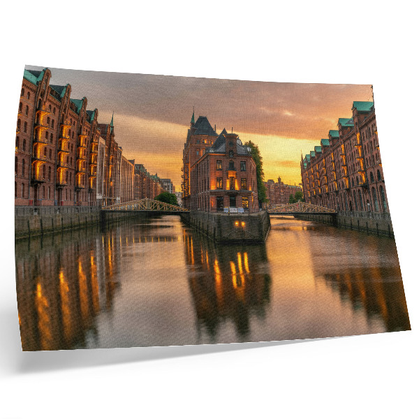 Poster Ruhiges Wasser, Backsteingebäude, warmes Licht