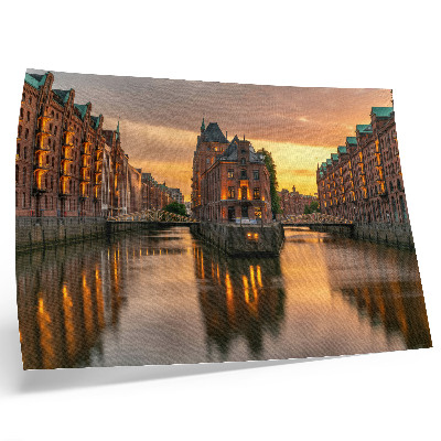 Poster Ruhiges Wasser, Backsteingebäude, warmes Licht