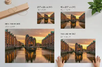 Poster Ruhiges Wasser mit Backsteingebäude im warmen Licht ruhiges Wasser mit Backsteingebäude im warmen Licht