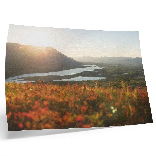 Kunstdruck als Poster mit einer friedlichen Atmosphäre aus Blumen, Bergen, Fluss und Sonnenuntergang