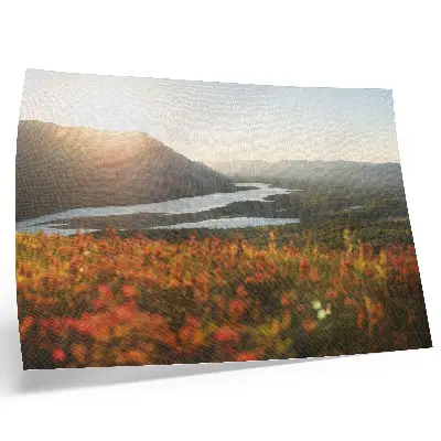 Kunstdruck als Poster mit einer friedlichen Atmosphäre aus Blumen, Bergen, Fluss und Sonnenuntergang