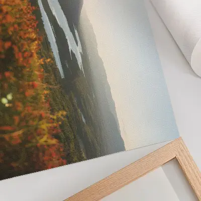 Kunstdruck als Poster mit einer friedlichen Atmosphäre aus Blumen, Bergen, Fluss und Sonnenuntergang