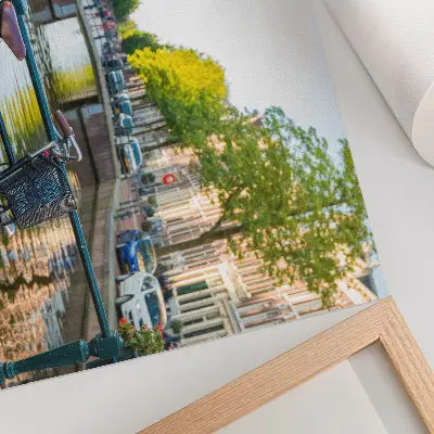 Kunstdruck Poster mit Motiv von Kanal, Brücke, Bäumen, Gebäuden, Fahrrad und Blumen