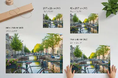 Kunstdruck Poster mit Motiv von Kanal, Brücke, Bäumen, Gebäuden, Fahrrad und Blumen