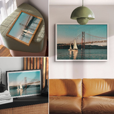 Kunstdruck poster Eine Brücke und Segelboote über dem Wasser in Pastelltönen