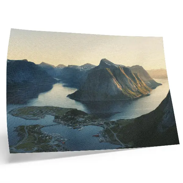 Poster mit einer Landschaft aus Fjorden, Bergen, Wasser und einem Sonnenuntergang für eine harmonische Naturstimmung