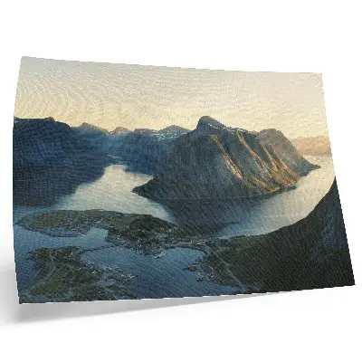 Poster mit einer Landschaft aus Fjorden, Bergen, Wasser und einem Sonnenuntergang für eine harmonische Naturstimmung