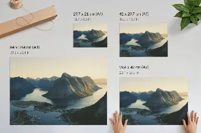 Poster mit einer Landschaft aus Fjorden, Bergen, Wasser und einem Sonnenuntergang für eine harmonische Naturstimmung