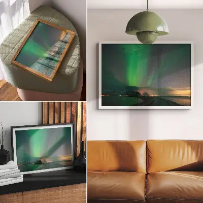 Poster mit Nordlichtern über einer kalten Berglandschaft