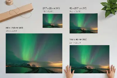 Poster mit Nordlichtern über einer kalten Berglandschaft
