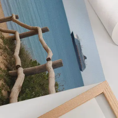 Poster mit Strand Schiff Meer Holzgeländer und Sand