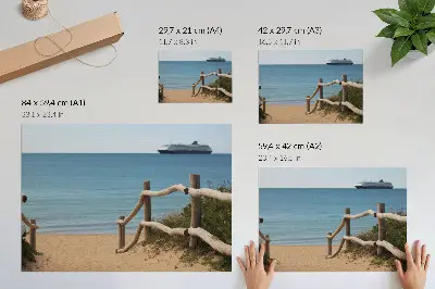 Poster mit Strand Schiff Meer Holzgeländer und Sand
