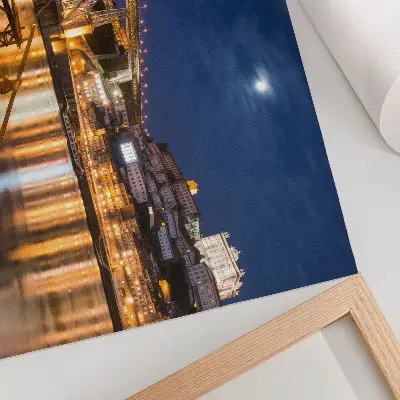 Kunstdruck Brücke bei Nacht Stadtansicht mit Lichtern und Wasserbooten