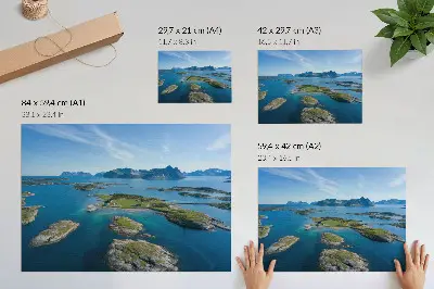Kunstdruck Poster Inseln mit Bergen, blauem Himmel und grüner Vegetation