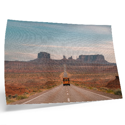 Poster Eine schnurgerade Straße, gewaltige Berge, warme Farben
