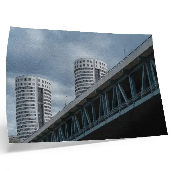 Kunstposter Brücken und Wolkenkratzer moderne Darstellung mit Symmetrie und Eleganz