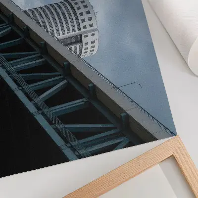 Kunstposter Brücken und Wolkenkratzer moderne Darstellung mit Symmetrie und Eleganz
