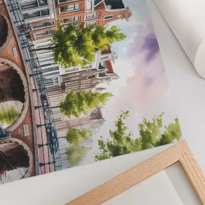 Kunstdruck charmante Mietshäuser am Kanal mit grünen Bäumen an ruhigem Wasser