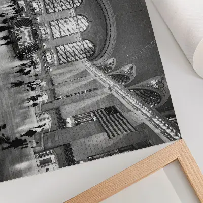 Kunstdruck einer eleganten Innenansicht mit großen Fenstern und zentralem Treppenhaus