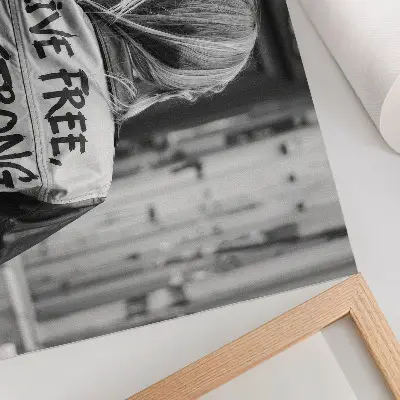 Kunstdruck Poster schwarze Jacke mit Aufschriften in kontrastreicher Komposition