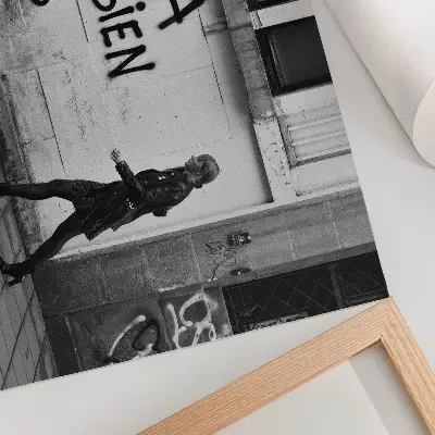 Kunstdruck Poster kontrastierende Stadtszene mit schwarz-weißem Graffiti