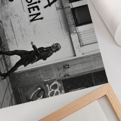 Kunstdruck poster Kontrastierende Stadtszene mit schwarz-weißen Graffiti
