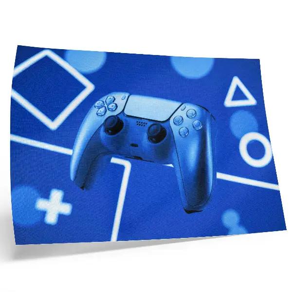 Kunstdruck Poster mit blauem geometrischem Hintergrund und Gamecontroller