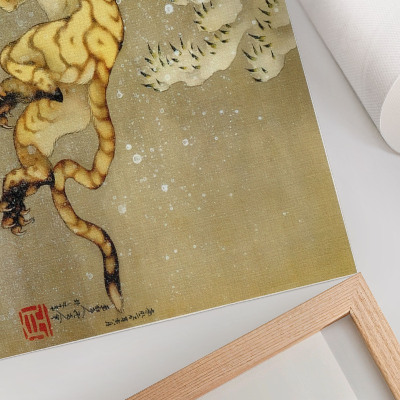 Kunstdruck poster Katsushika Hokusai (1760–1849), Tiger im Schnee. Hängerolle, Tusche und Farbe auf Seide, 1849