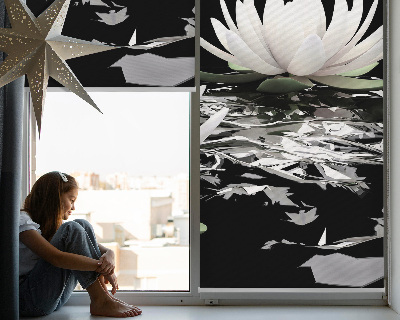 Fensterrollo innen mit Seerosenmotiv auf der Oberfläche
