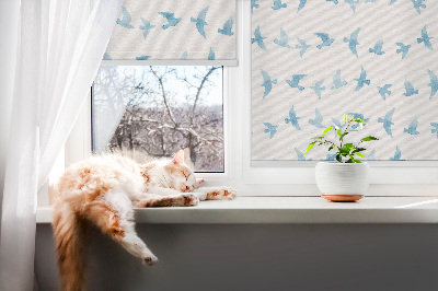 Fensterrollo mit blauen Vögeln