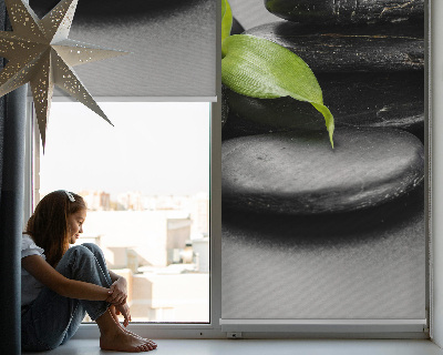 Fensterrollo mit Orchidee auf den Steinen