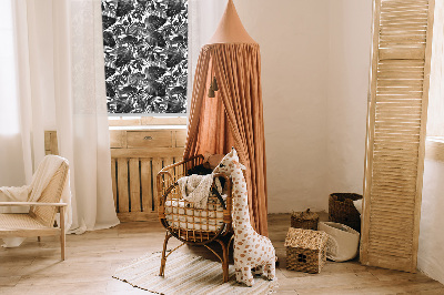 Fensterrollo mit grauen Blättern