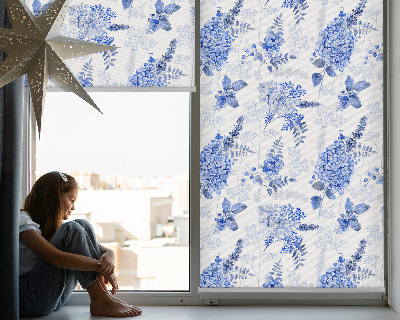 Fensterrollo in Blau mit Blumenmuster