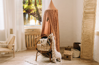 Fensterrollo die Sonne scheint durch die Bäume