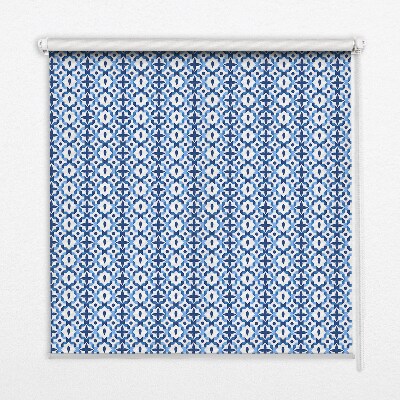 Fensterrollo in blauen Formen