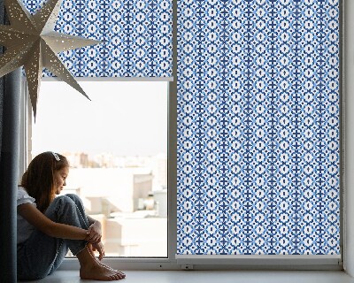 Fensterrollo in blauen Formen
