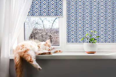 Fensterrollo in blauen Formen
