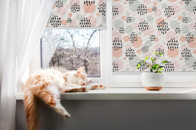 Rollo Fenster mit schwarzen gepunkteten Flecken