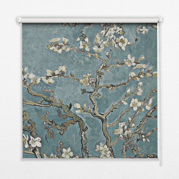 Fensterrollo mit Zweigen auf blauem Hintergrund
