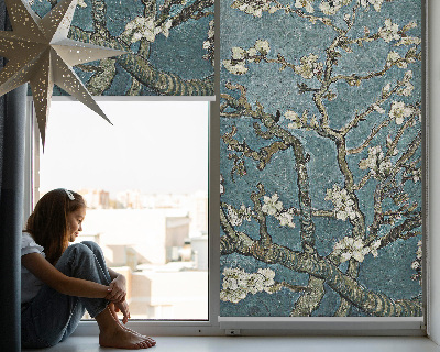 Fensterrollo mit Zweigen auf blauem Hintergrund