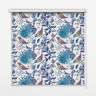 Fensterrollo in blauen Baumblüten