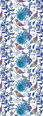 Fensterrollo in blauen Baumblüten