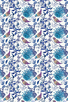 Fensterrollo in blauen Baumblüten