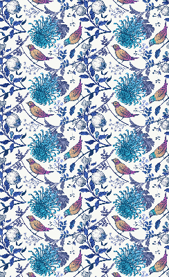 Fensterrollo in blauen Baumblüten