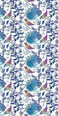 Fensterrollo in blauen Baumblüten