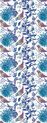 Fensterrollo in blauen Baumblüten