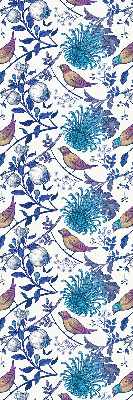 Fensterrollo in blauen Baumblüten