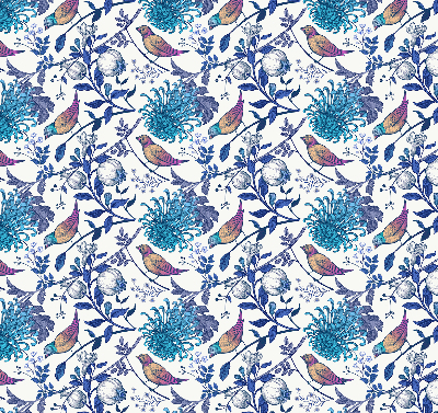 Fensterrollo in blauen Baumblüten