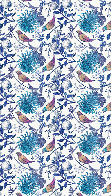Fensterrollo in blauen Baumblüten