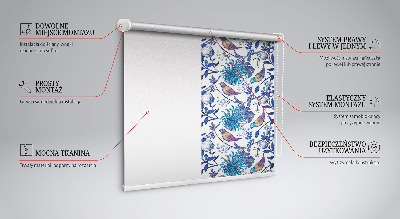Fensterrollo in blauen Baumblüten